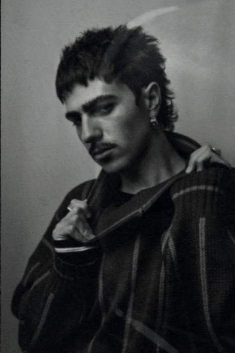 Chico con mullet texturizado y bigote
